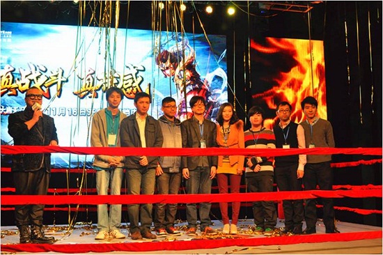 《大唐无双2》开发团队与玩家代表合影