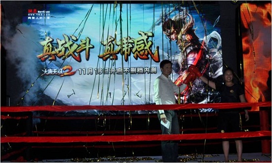 网易游戏市场总经理王怡与擂台实战赛冠军齐畅，共同触发内测启动仪式