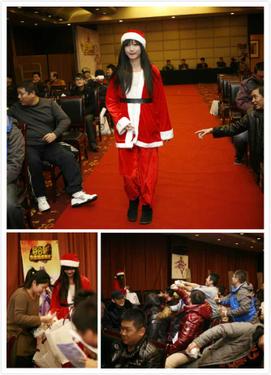 《大话西游之战歌》女玩家变身圣诞老人 空降现场派礼物 