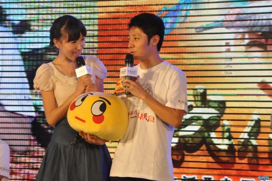 女玩家向撒贝宁送大话表情包子