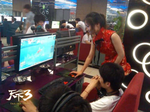 “战神挑战赛”现场抓拍:温婉佳人为选手调试机器