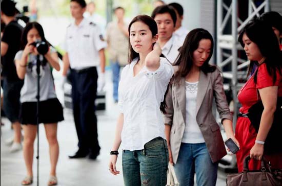 刘亦菲在杭州网易大厦，准备去练功房练声