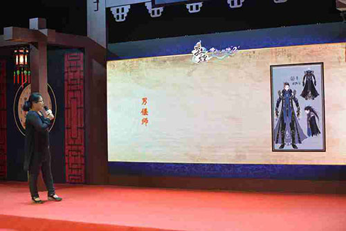 《倩女幽魂2》男偃师，是一个脸色苍白、外形瘦削的年轻男子。试问，他如此弱的身板如何用纤纤细线操控庞大的金属傀儡呢？