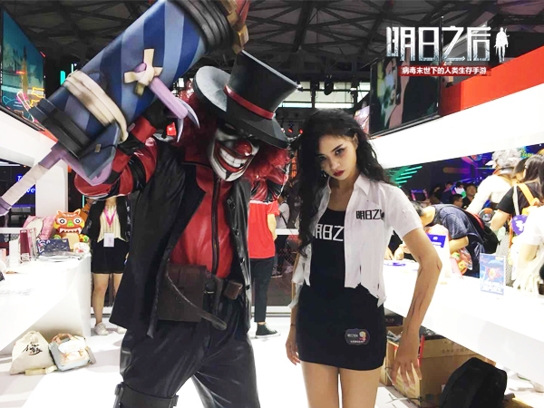 图4 明日丧尸Coser(右)和第五人格角色（左）互动