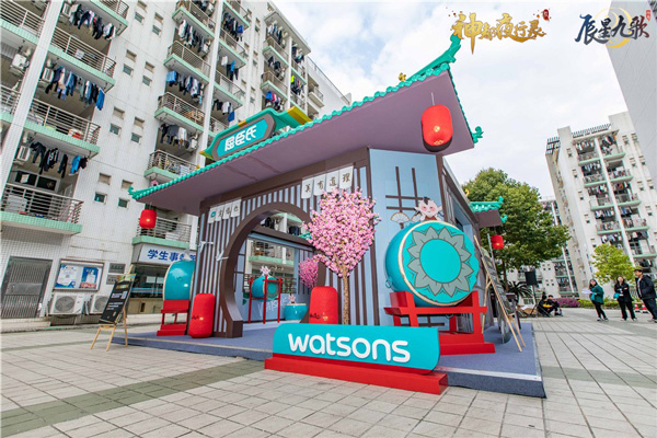 与屈臣氏携手来到了广州,早已成为网红打卡点的古风快闪店也如约而至