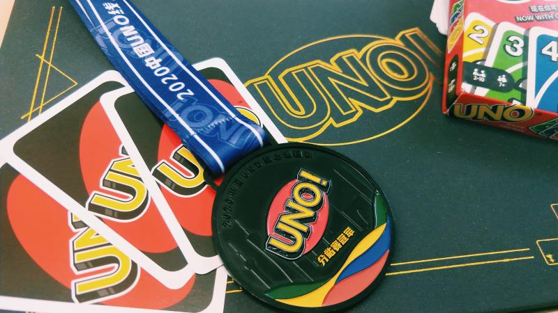 图1：冠军奖牌、精美的证书和UNO纸牌