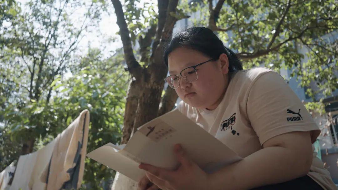 图3：马街中学的刘媛在读《平凡的世界》